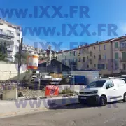 Phase initiale du chantier montrant le terrain préparé pour la construction neuve 02.2026