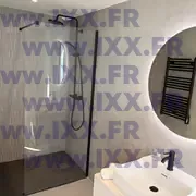 Salle de bain moderne avec douche à l’italienne et miroir éclairé 06.2026