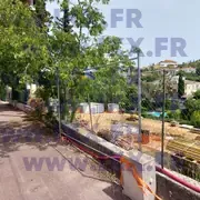 Chantier sécurisé depuis la voie avec fondations en contrebas 05.2026