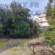 Terrain arboré et végétation à réaménager autour du bâtiment. 04.2026