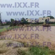 Engin de chantier réalisant des travaux de terrassement 01.2026