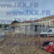 Chantier avec structures en béton et voies de circulation 02.2026
