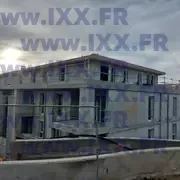 Bâtiment en construction avec pose achevée des menuiseries extérieures 02.2026