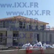 Charpente finalisée et stockage de matériaux de gros œuvre 03.2026