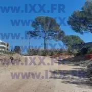 Terrain préparé avec fondations en cours 04.2026