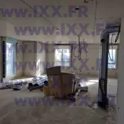 Intérieur chantier murs béton gaines techniques menuiseries 01.2026