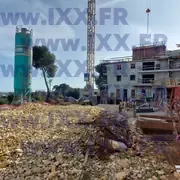 Chantier gros œuvre silo ciment amas pierres armatures 01.2026