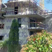 Façade béton échafaudages garde-corps provisoires menuiseries vitrées 03.2026