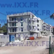 Chantier gros œuvre achevé avec murs en béton brut 04.2026