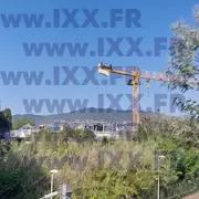 Chantier au stade gros œuvre avec structure béton apparent 04.2026