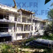 Travaux de gros œuvre en cours avec façades partiellement montées 04.2026