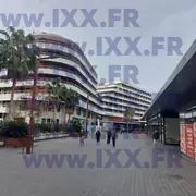 Façade avant béton nue en phase de finition 03.2026