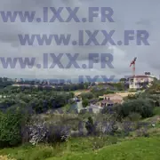 Zone chantier avec matériaux de construction et équipements 03.2026