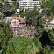 Vue de la villa, du jardin et des terrasses extérieures 03.2024