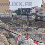 Pelleteuse en action durant les opérations de terrassement. 03.2026