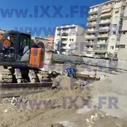 Engin de chantier préparant le fond de fouille. 04.2026