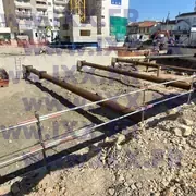 Butons métalliques maintenant les parois de l'excavation. 04.2026