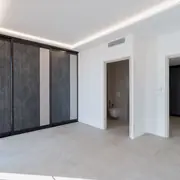 Détails soignés avec portes en bois et éclairage LED indirect.