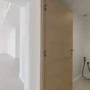 Chambre principale avec dressing et salle de bains attenante.