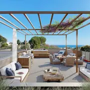 Espace extérieur aménagé avec pergola et panorama dégagée sur la mer Méditerranée.