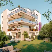 Petit bâtiment résidentiel de trois étages avec balcons et espaces verts privatifs.