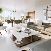 Intérieur spacieux avec grandes fenêtres laissant entrer la lumière naturelle.