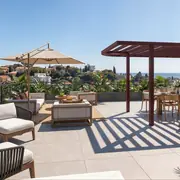 Terrasses généreuses proposant un espace extérieur essentiel pour le confort des appartements.