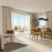 Vaste espace de vie aux finitions élégantes comprenant un coin salon et une salle à manger. Les larges baies vitrées s'ouvrent sur un espace extérieur offrant une vue dégagée.