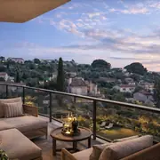 Généreux espace extérieur équipé d'un mobilier confortable pour la détente. La position dominante permet d'admirer le paysage vallonné et le quartier résidentiel environnant.