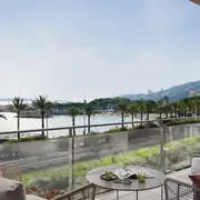 Les espaces extérieurs privatifs invitent à la détente face à un horizon dégagé. Le garde-corps transparent maximisant l'immersion dans le paysage maritime.