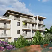 L'ensemble immobilier se fond parfaitement dans un écrin de nature préservée. Les profondes terrasses créent une continuité fluide entre intérieur et extérieur.