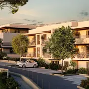Bâtiments de faible hauteur avec balcons et aménagement paysager autour.