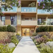 Grand jardin avec espace terrasse pour vie extérieure prolongée.
