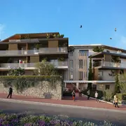 Accès sécurisé entouré de verdure et de cheminements piétons.