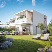 Programme neuf dévoilant une architecture élégante avec de larges baies vitrées s'ouvrant sur un vaste espace extérieur arboré.