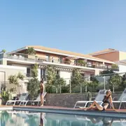 Espace de détente exclusif comprenant un bassin privé entouré de plages aménagées pour un confort optimal.