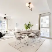 Espace salle à manger intégré à un intérieur harmonieux et contemporain.