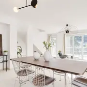 Appartement traversant bénéficiant d’une terrasse spacieuse et d’une panorama dégagée sur le quartier.