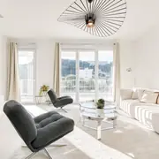 Espace de vie bien aménagé avec accès direct à une terrasse extérieure végétalisée.