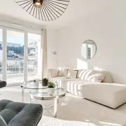Intérieur agencé avec mobilier contemporain et sièges spacieux invitant à la détente.