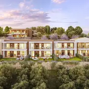 Le domaine s’organise autour d’une piscine partagée et d’une oliveraie conservée, créant un espace naturel et apaisant