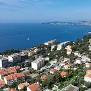Une panorama sur la Méditerranée et le littoral, montrant la topographie escarpée et les constructions environnantes.