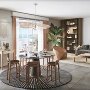 Espace ouvert avec salle à manger et salon, décor contemporain et panorama partielle sur l’extérieur.