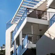 Terrasse aménagée offrant un espace extérieur agréable, adaptée à la vie méditerranéenne.