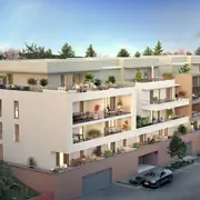 Résidence composée de bâtiments à taille humaine intégrés dans un cadre végétal.