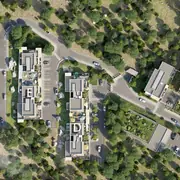 Disposition des bâtiments, parkings et espaces verts intégrée au site naturel.