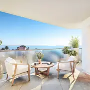 Espaces extérieurs offrant confort et luminosité pour les appartements.