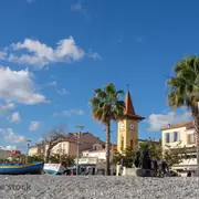 Proximité des arrêts de bus, gare SNCF et commerces du quartier.