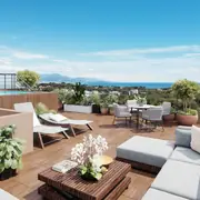 Les toits-terrasses offrent des espaces de détente privatifs surplombant le paysage côtier.