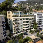 Vue sur la façade principale avec matériaux modernes et design soigné.
